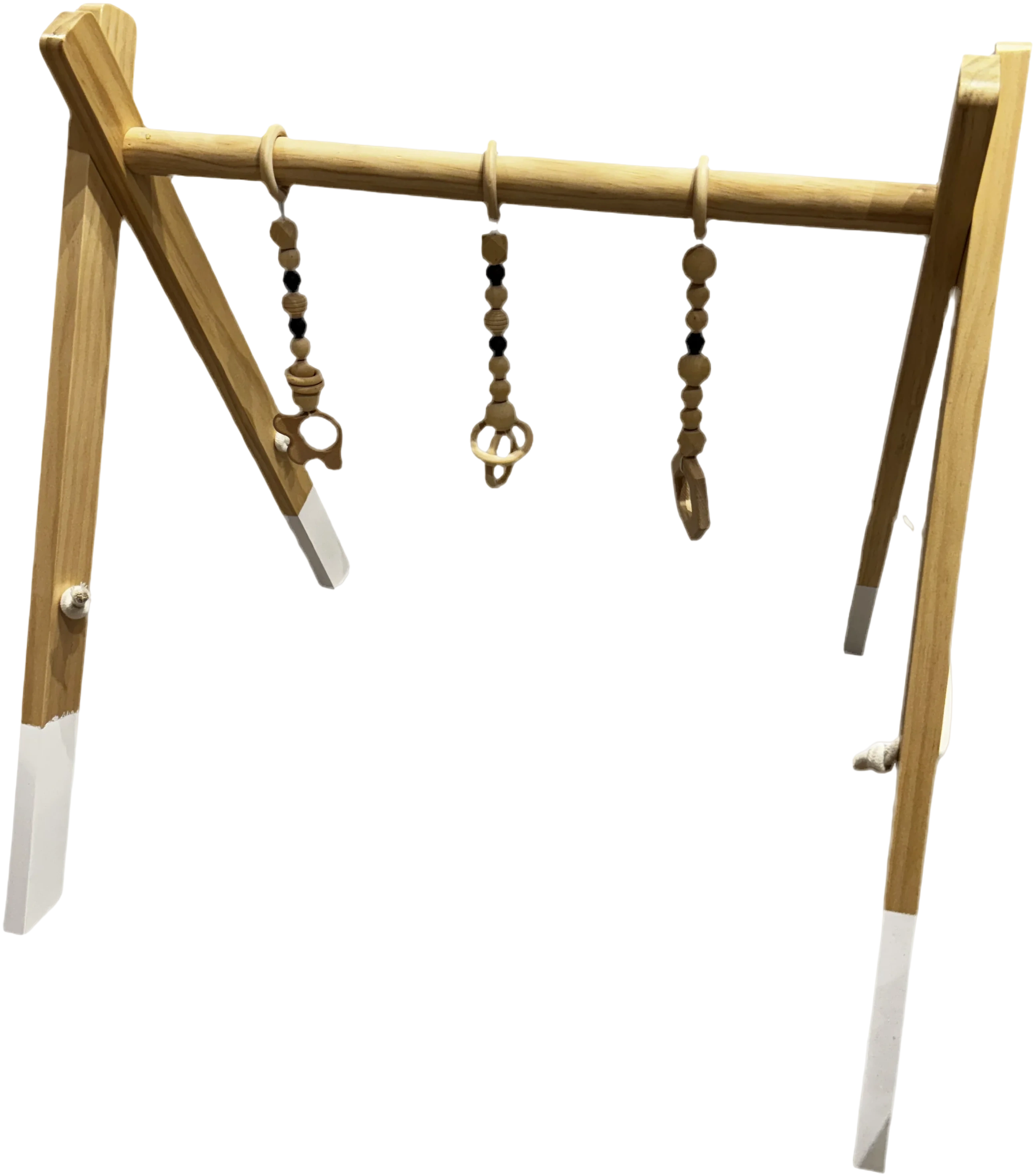 Gimnasio de madera montessori con colgantes black and white