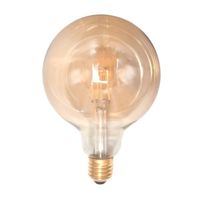 Ampolleta LED esférica de vidrio ámbar, vista frontal, con el filamento visible.
