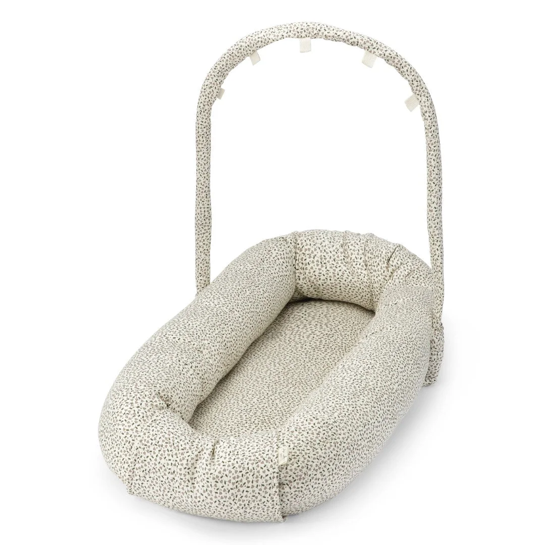 Nidito con arco de actividades removible - Milk Tank